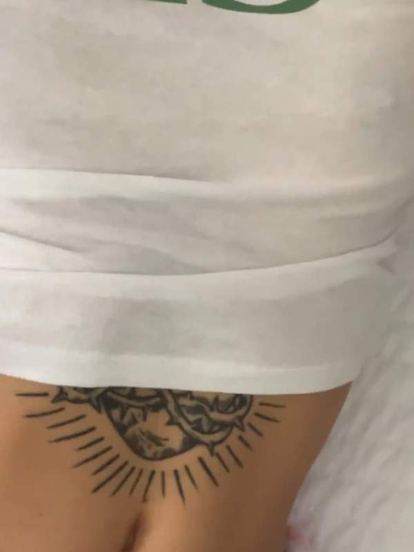 Lateinische Amateurin Sofia zeigt sich nackt und teilt ihre kleinen Titten