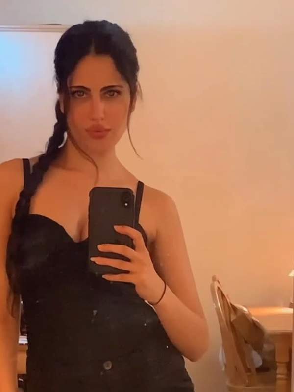 Alina Rai zeigt sich als nahtlose Stepmom im Spiegel