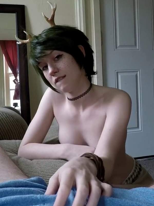 Niedliche E-Girl mit kurzem Haar lutscht in Kostüm und bekommt ein riesiges Gesicht