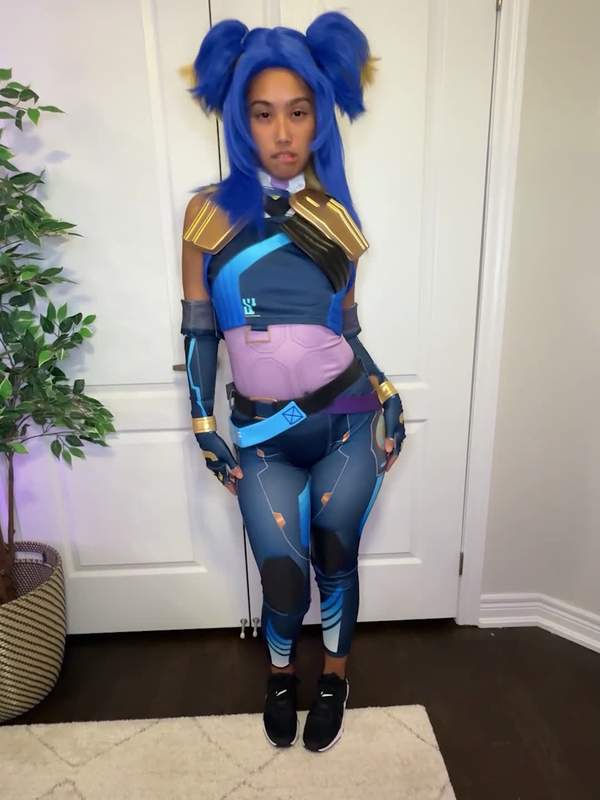 Asiatische Cosplay-Dame lutscht und bekommt Handjob