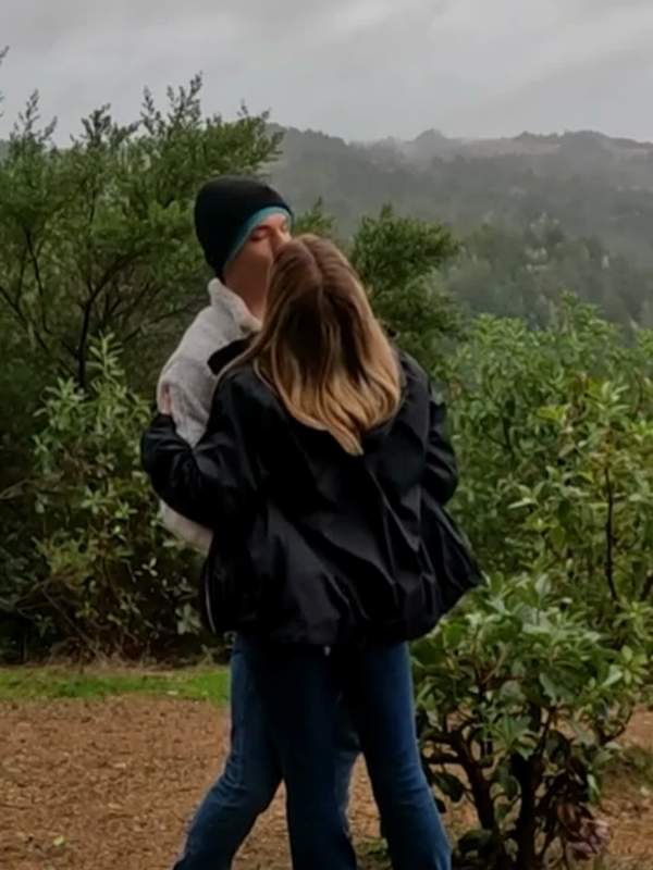Outdoor Sex - Vollbusige Bella Blue geht mit ihrem Freund wandern