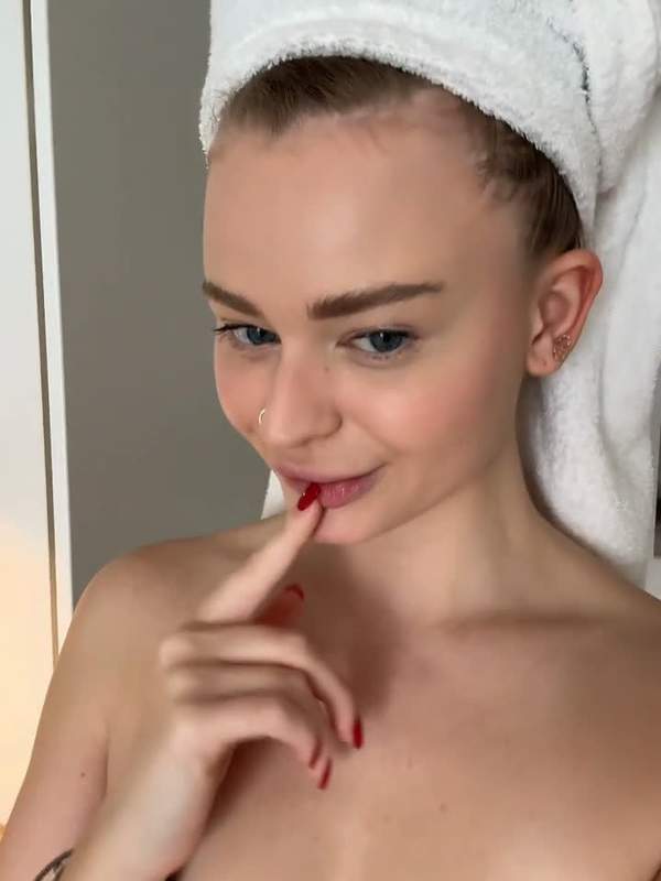 Junge Amateurin mit Bauchnabelpiercing neckt ihre kleinen Titten
