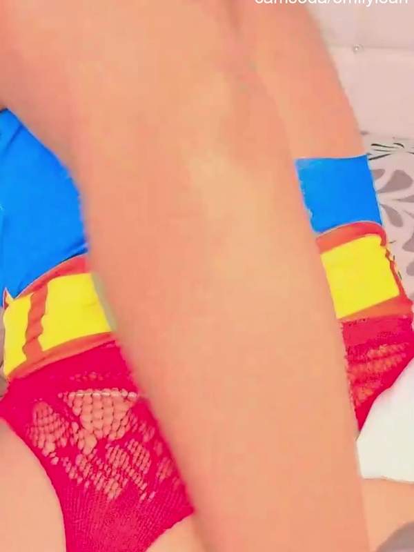 Blonde Mutter zeigt roten Arsch und Hintere Muschi