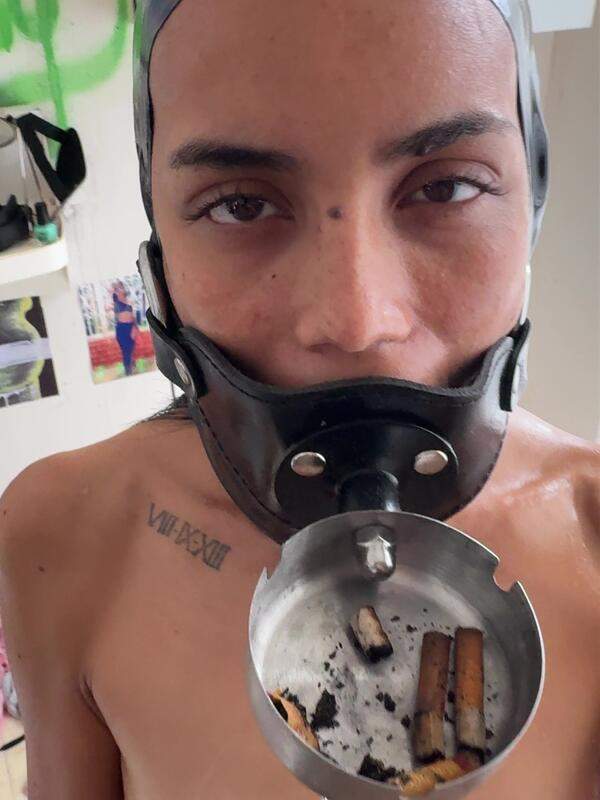 Lateinamerikanische Brünette mit Maske und Latex zeigt Ashtray-Gag