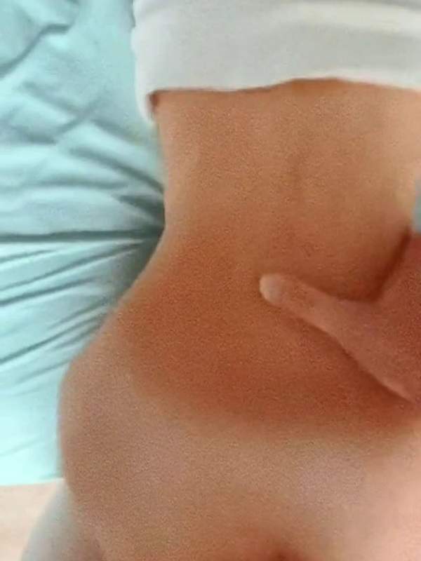 Niedliche Amateurin wird im Doggystyle von großem Schwanz gefickt