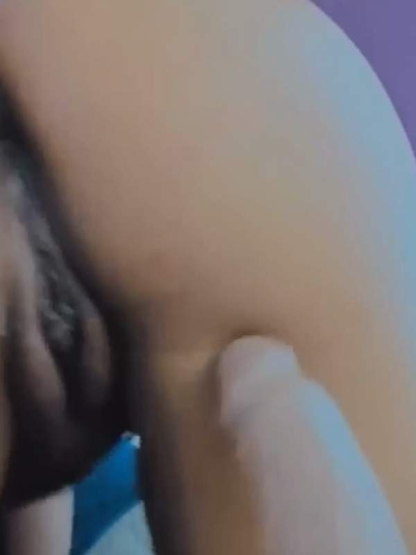 Dildo spielt mit meinen Titten bis ich spritzt