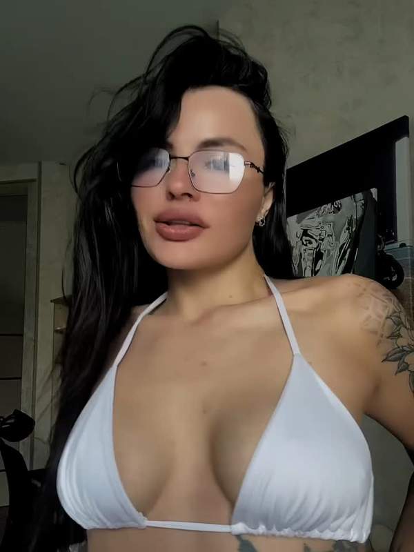 Schönes Mädchen mit großen Brüsten und Tattoos