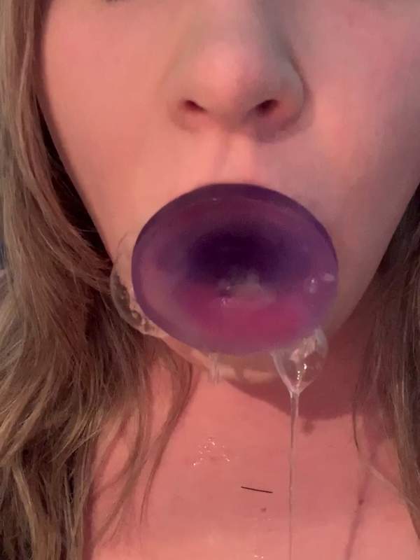 Amateurin übt Deepthroat mit lila Dildo