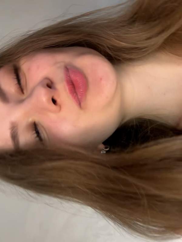 Nette Brünette masturbiert mit kleinen Titten