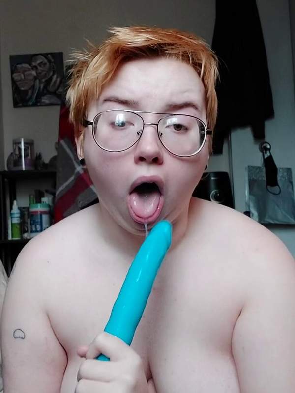 Sie macht mit Dildo Blowjob vor der Brille