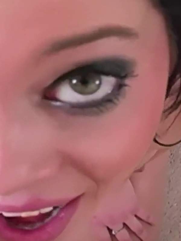 Niedliche Teenie saugt im POV nach Pussypounding