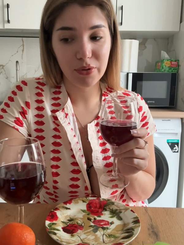 Blonde Amateure mit Hörnern zeigen stolz ihre Titten