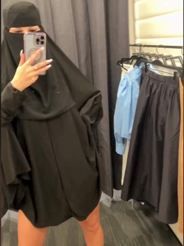Jasmina zeigt ihren Dildo in der Kabine
