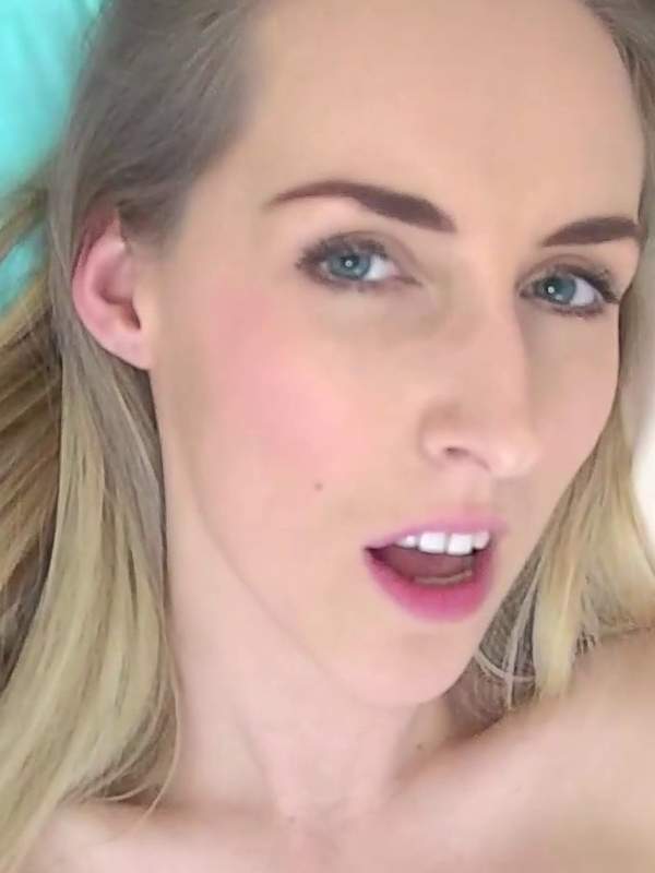 Blonde Amateur masturbiert Solo mit Spanner
