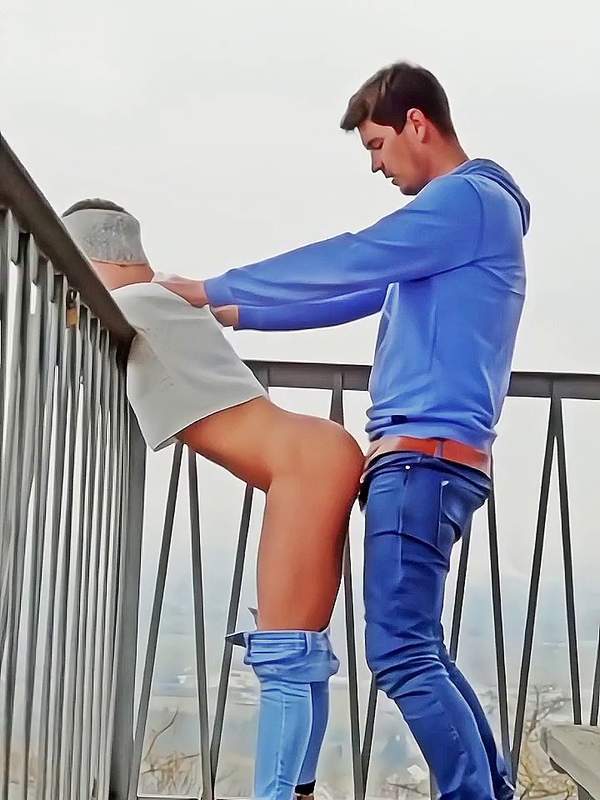 Amateur deutsche Frau wird auf dem Balkon von schwarzem Mann gefickt