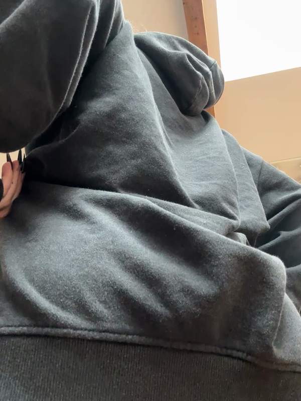 Sexy Amateurin mit großen Titten beim Solo