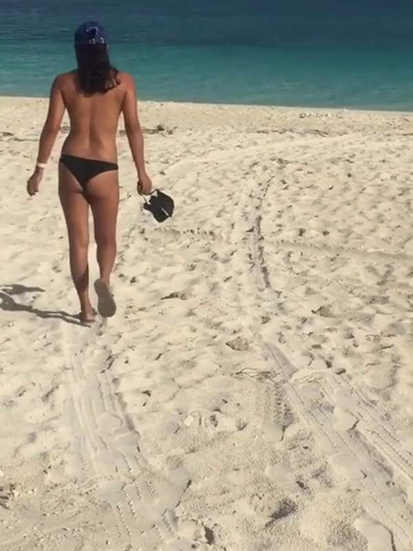 Schöne Frau zeigt Arsch und Titten am Strand