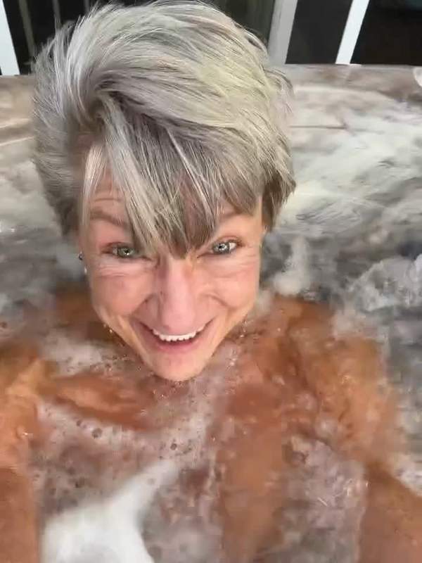 Reife Mutter genießt entspannten Moment im heißen Whirlpool