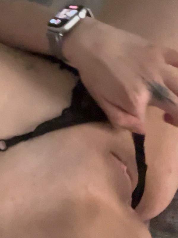 Jenny masturbiert solo und spielt mit ihren Muscheln