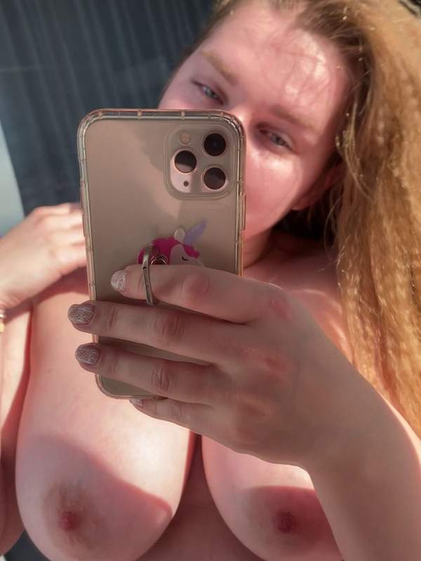 Mollige Amateurin zeigt sich mit großen Titten im Selfie