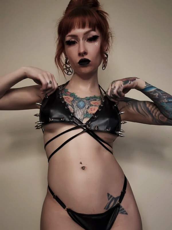 Gothic Frau mit Rotem Haar und Tätowierung zeigt Solo-Onlyfans