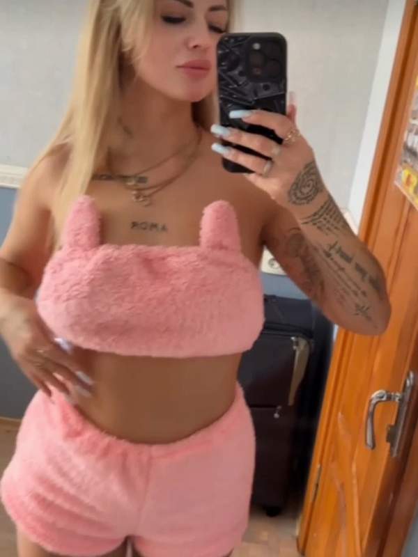 Brünette Asiatin lutscht analen Dildo