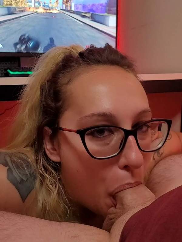 Sie gibt Amateuren eine Lektion beim Lutschen mit Brille