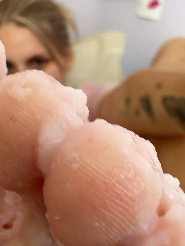 Sofia schnüffelt in ihren eigenen Fuß