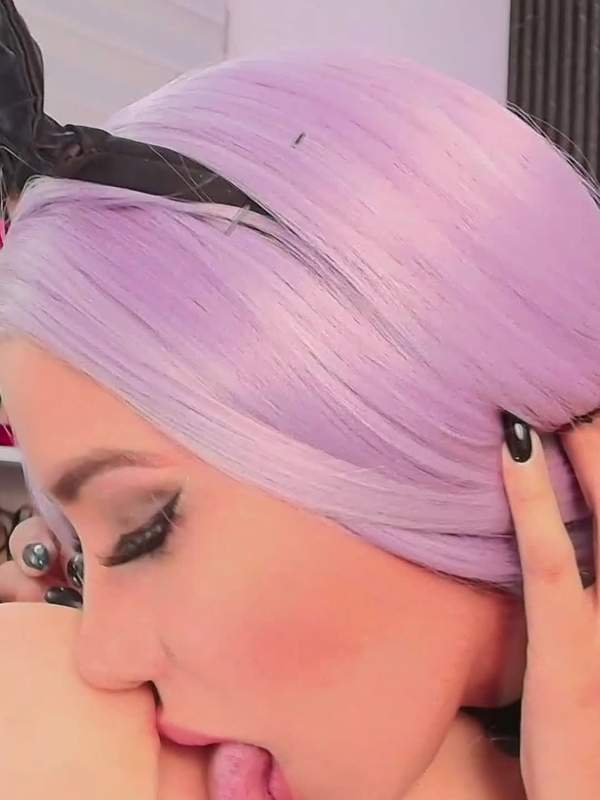 Blonde Lateinamutter leckt ihren Arsch