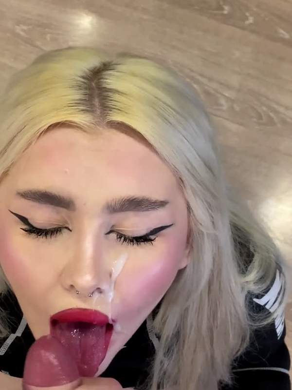 Blonde Amateurin reitet Schwanz bis er spritzt