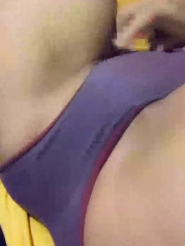 Amateurin mit nassen Muschi in lila Bikini