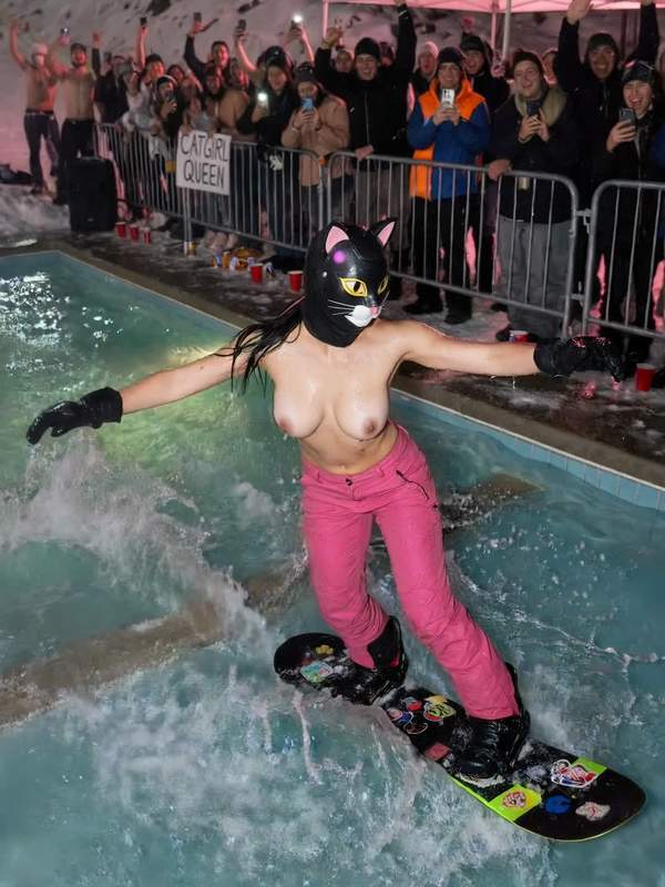 Toplose Sportlerin mit Maske rutscht im Schnee