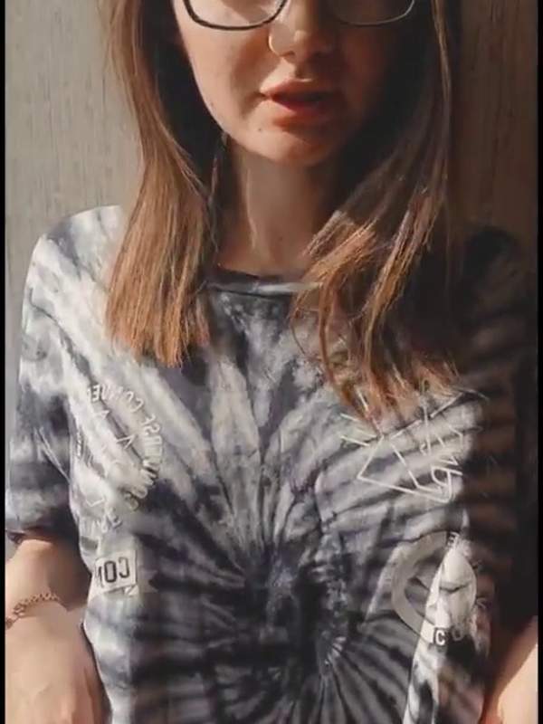 Amateurin in buntem Shirt zeigt ihre Titten