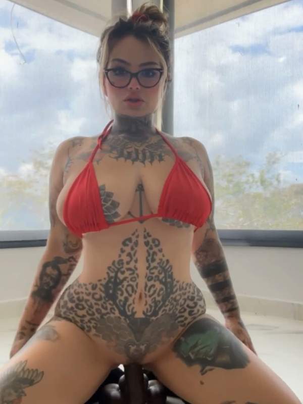 Handvoll und nicht umsonst - ein geiles Girl mit dicken Titten