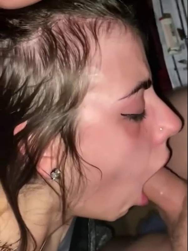 Amateurin gibt dem Monsterpenis ein langes Lutschen