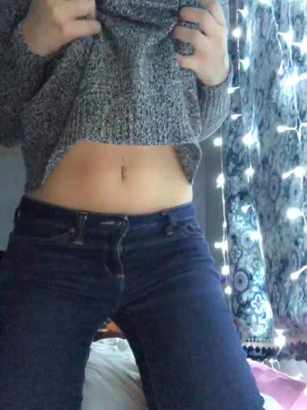 Busty Amateur auf dem Bett, die großen Titten zitternd