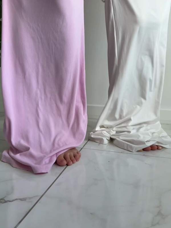 Zierliche Amateurin zeigt sich niedlich und horny