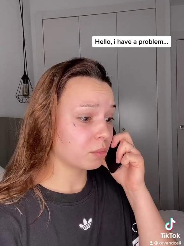 Schöne Amateurin fickt sich mit Banane im Bett