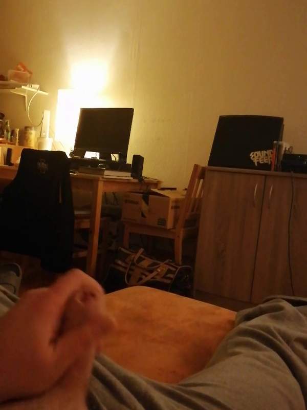 Amateur masturbates and cums on his hand