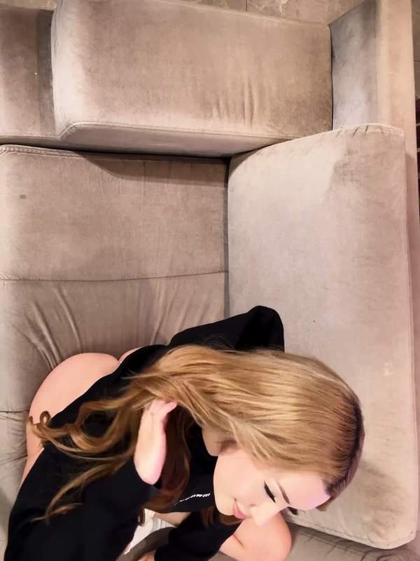 Blonde Lateinamerikanerin mit kleinen Brüsten zeigt nur Socken und lächelt