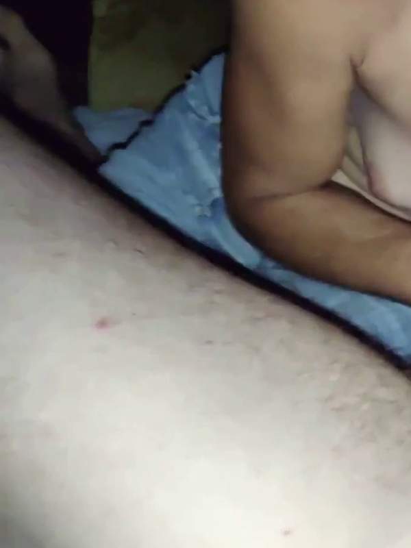 Tschechische Amateur mit kleinen Titten lutscht großen Schwanz tief