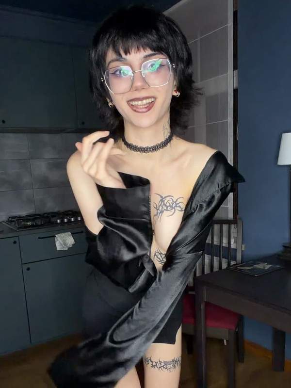 Goth-Mädchen mit kleinen Titten und feuchter Pussy wartet