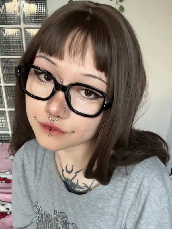 Brünette nimmt Brille ab und zeigt Titten