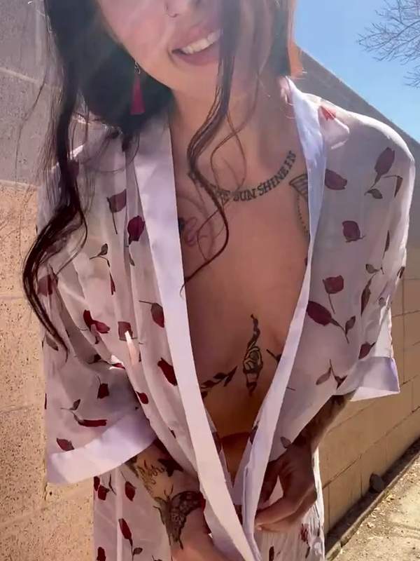 Amateur in floral robe posiert
