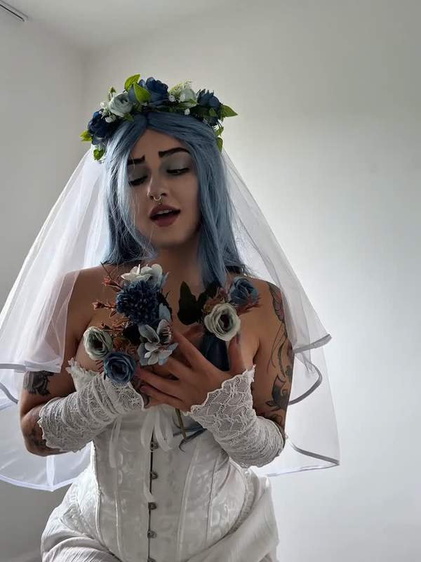 Brünette mit blauen Haaren und Veil im Brautkostüm
