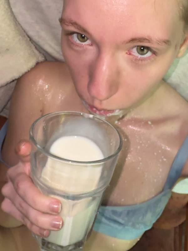 Zierliche Brünette lässt Milch aus der Brust tropfen
