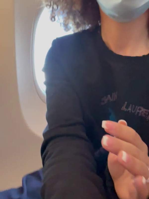 Titten verführen auf dem Flugzeug - öffentliches Flirten mit Maske und Schwanz
