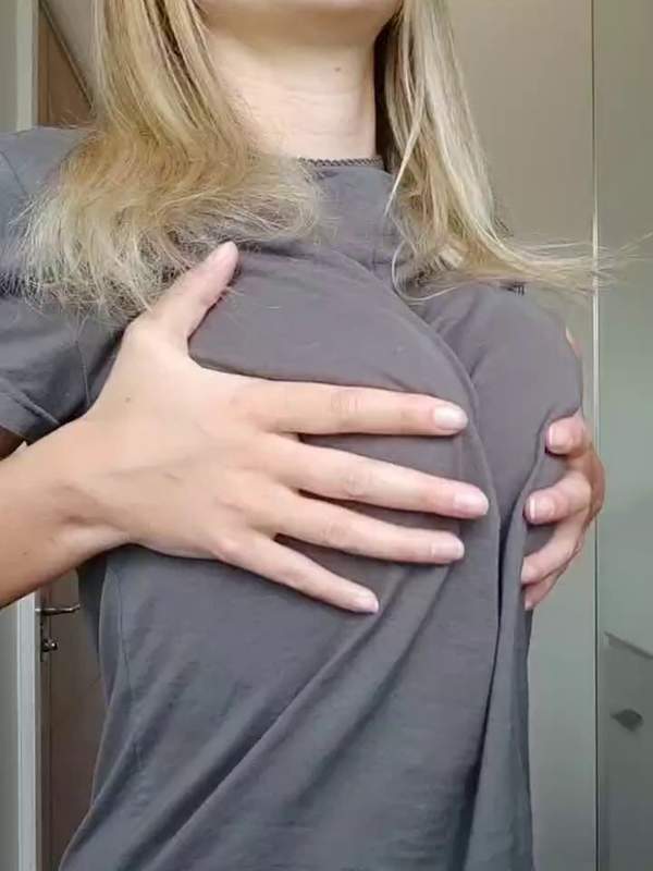 Blonde Amateur zeigt hüpfende große Titten aus Eigener Sicht