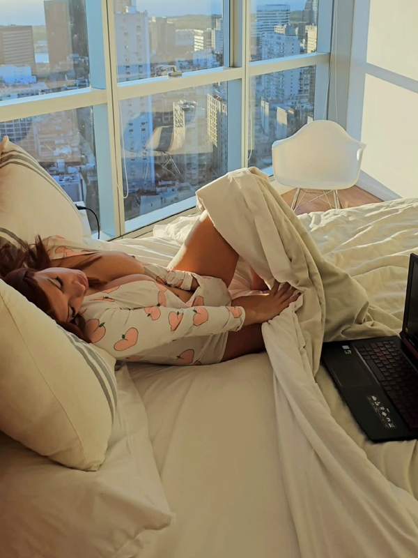 Mimi Greco masturbiert im Bett und schaut Pornos