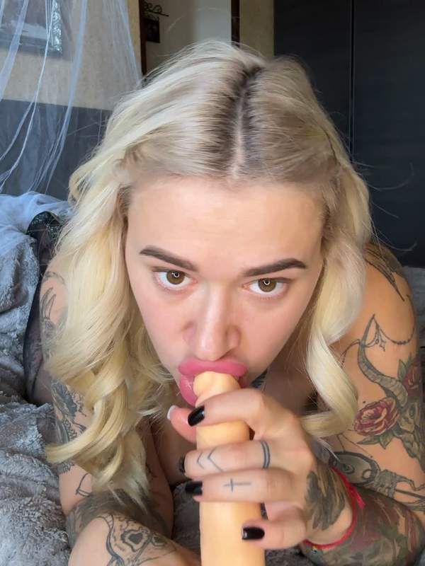 Blonde Mutter mit Tätowierung macht Solo-Blowjob